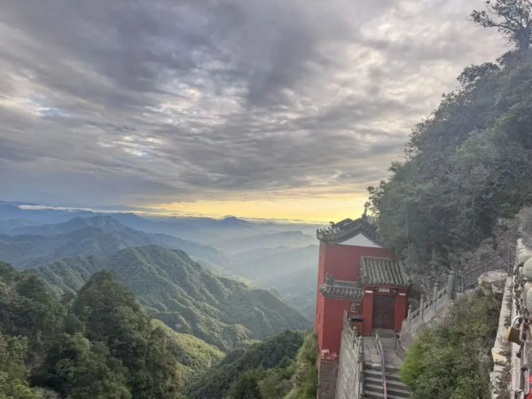 武当山是红色的