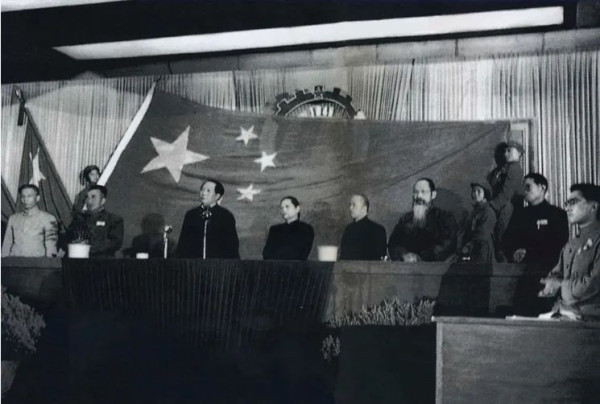 宋庆龄出席第一届人民政协会议,毛泽东穿中山装换皮鞋迎接