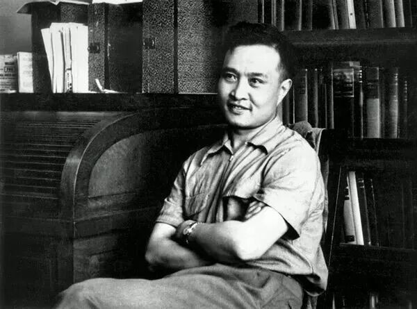 几十年前,那个登上《波士顿环球报》头版的青年是谁?