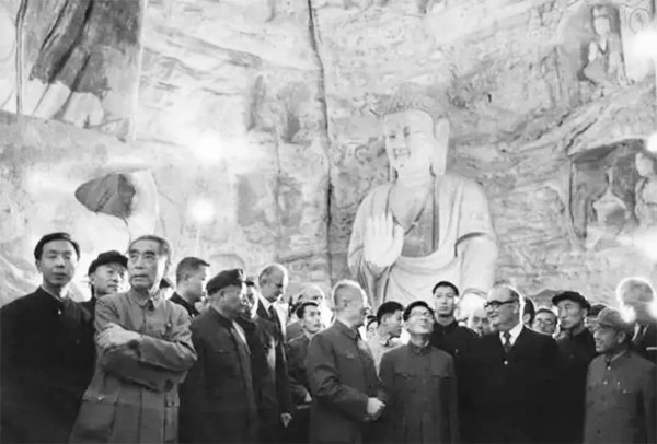 周恩来抱病陪同法国总统蓬皮杜参观云冈石窟