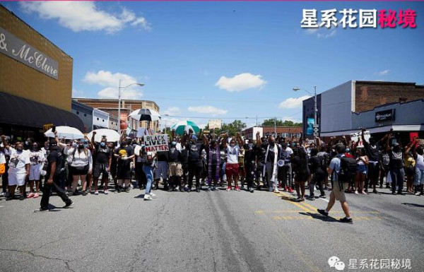 川普大厦门口成“角斗场”!白市长亲手画下的“黑命贵”大街聚集了双方激动的人群…