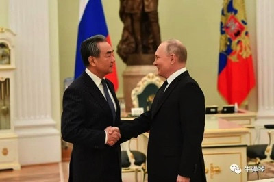 中俄这次会见,长条桌往短边坐!