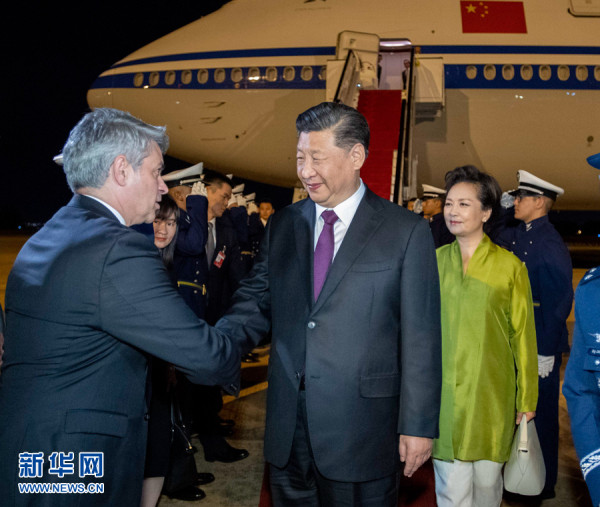 习近平抵达巴西利亚出席金砖国家领导人会晤
