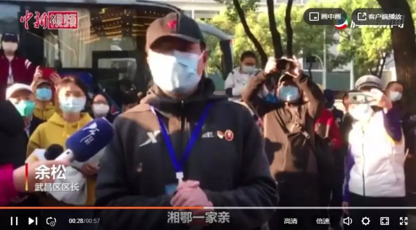 湖南医疗队戴毛主席像章返程，来送别的区长已戴43天！