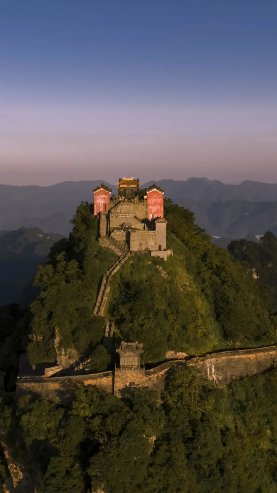 武当山是红色的