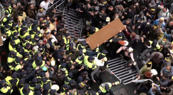 台“立法院”为何再次上演“三国杀”