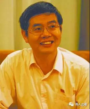有个佩戴毛主席像章的代表