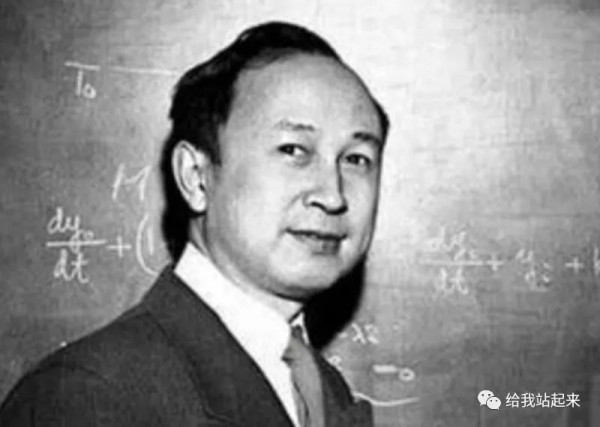 被美国软禁的钱学森发现一张毛主席合照,眼含热泪:这下有救了