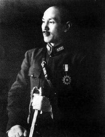  蒋介石收服大小军阀：一靠官位，二靠钱财