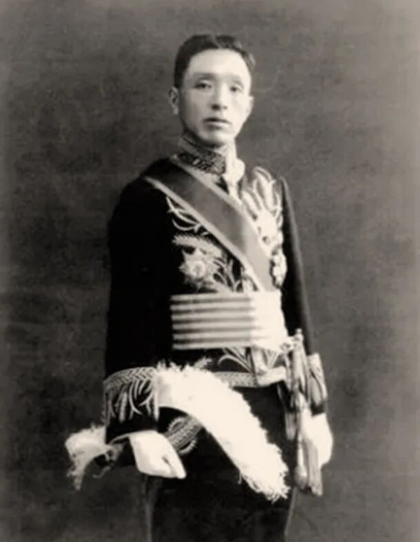 替蒋介石背黑锅最多的人