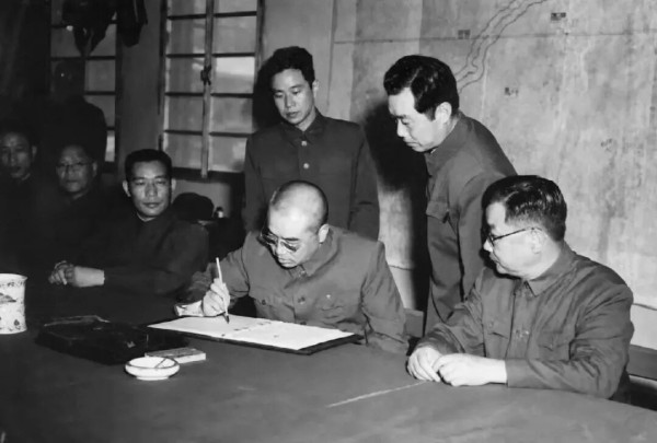 开国上将中唯一没打过仗的人,他的墓前每年都有无名鲜花