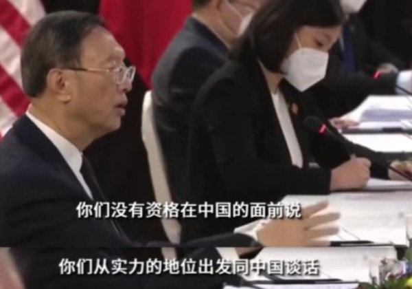 特朗普成了自己口中的那个“蠢货”!