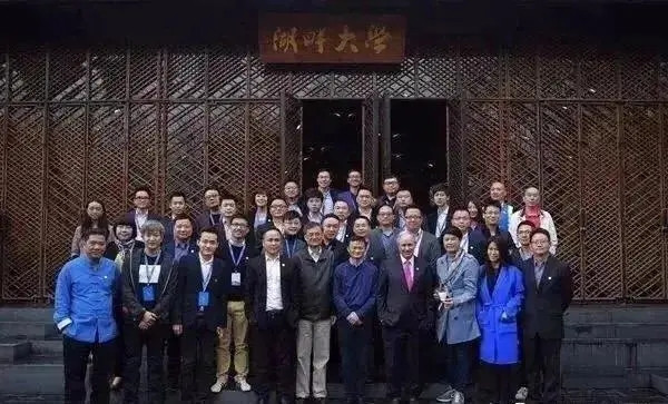 剑指湖畔大学,传递出什么危险信号?