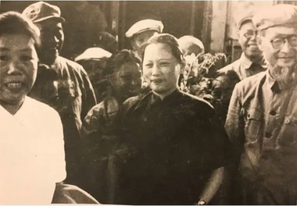 宋庆龄出席第一届人民政协会议,毛泽东穿中山装换皮鞋迎接