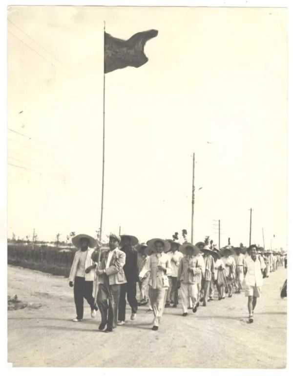 1958年 毛主席和我们一起修建十三陵水库