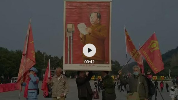 直击韶山：老人卧病在床前往、千人包专列到来，万人同唱东方红！