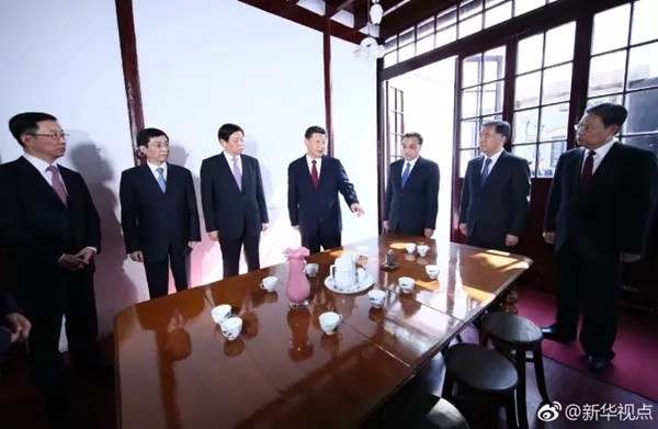习近平瞻仰中共一大会址,从一大代表平均年龄27.7岁,体会“青年当自强”