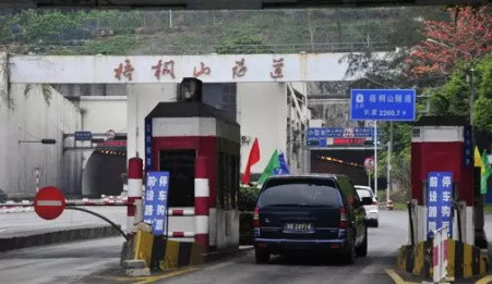 “输血”的霍英东,“吸血”的李嘉诚