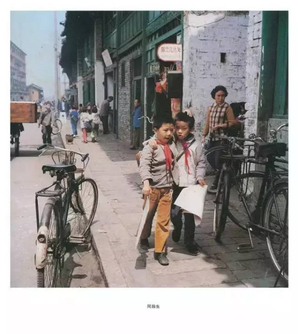 日本摄影家说:根本不用抓拍,1980年代的中国儿童每一个都那么纯真