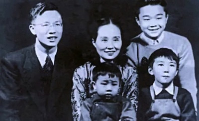 毛主席拍着他的肩膀说:“你也是苦出身,希望你为我们培养出些好学生来!”他做到了!