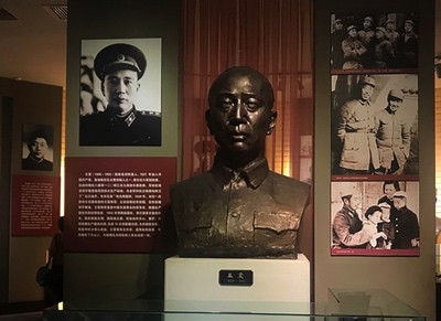 王震将军三次长征传奇