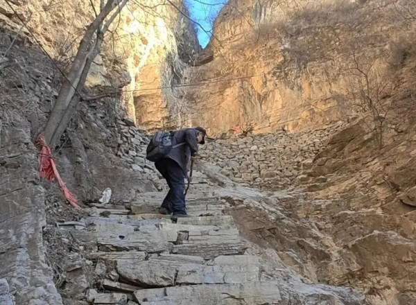 河北81岁当代“愚公”，11年自费在深山造出万步天梯
