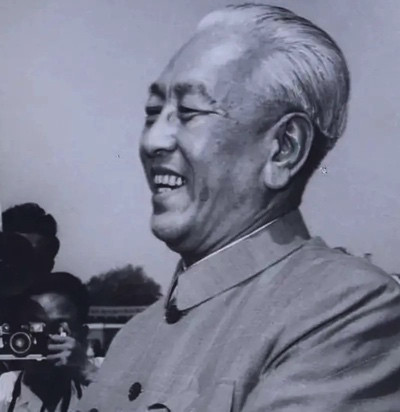 他是没有军衔的国防部部长,曾担任副总理,四个孩子无人为官
