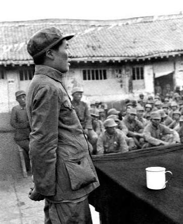 从炊事员怼贺敬之“等你把黄世仁枪毙了再给你菜吃”说起