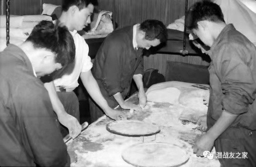 核潜艇90昼夜极限航行中付出巨大牺牲的三位英雄厨师