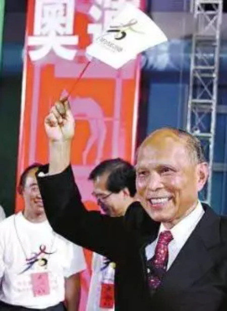 “输血”的霍英东,“吸血”的李嘉诚