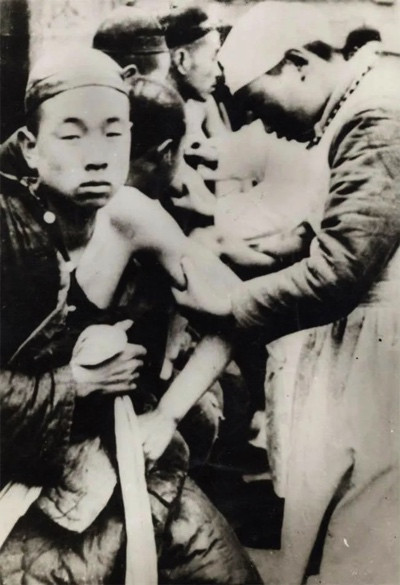 毛泽东为中国医科大学题词“救死扶伤,实行革命的人道主义”,成为医务工作者的座右铭