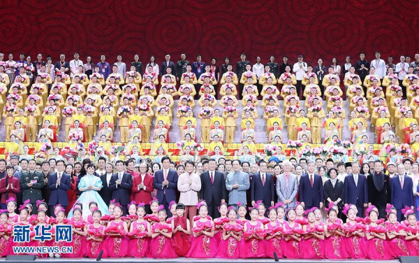 习近平等观看庆祝新中国成立70周年文艺晚会