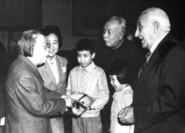 马海德之子:我们家与周恩来、邓颖超的五十二年