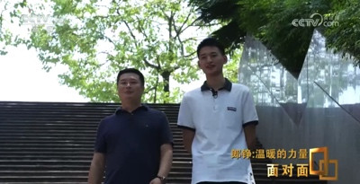 汶川地震中的“敬礼娃娃”如今长成了什么样子?