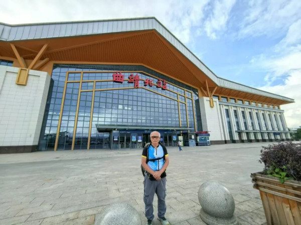 来自香港的他，为何74岁还能徒步万里长征路？