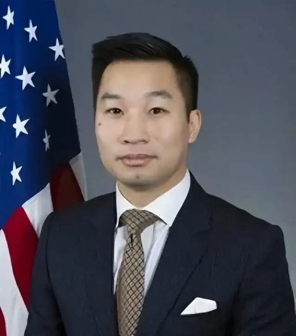 美国醒悟了，章家敦和余茂春们，还能蹦跶多久？