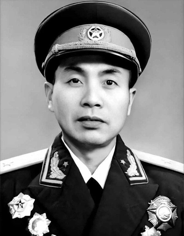 这位开国少将，晚年到处捡破烂儿，资助贫困地区儿童