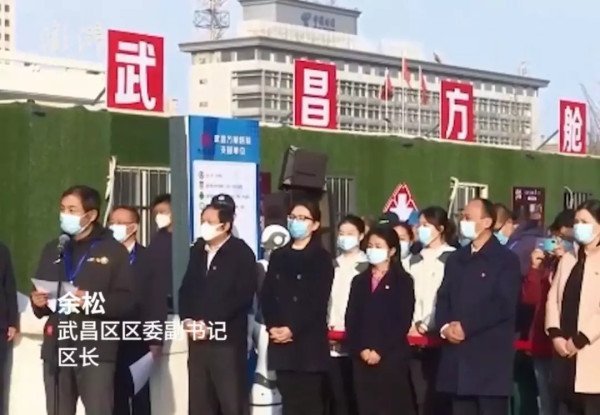 湖南医疗队戴毛主席像章返程，来送别的区长已戴43天！