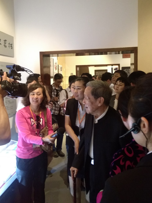 贺敬之在柯岩馆内参观_副本.jpg