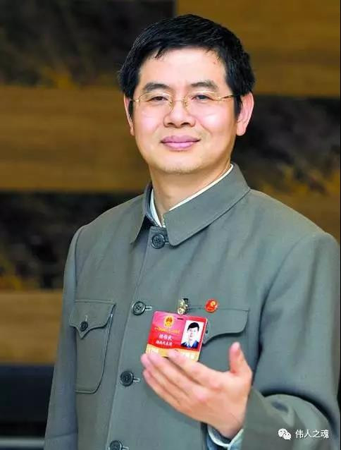 有个佩戴毛主席像章的代表