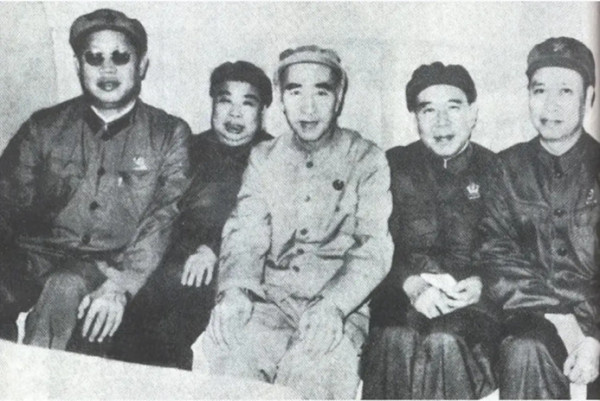 熊向晖：毛主席怎样识破林彪这个“阴险的两面派”？