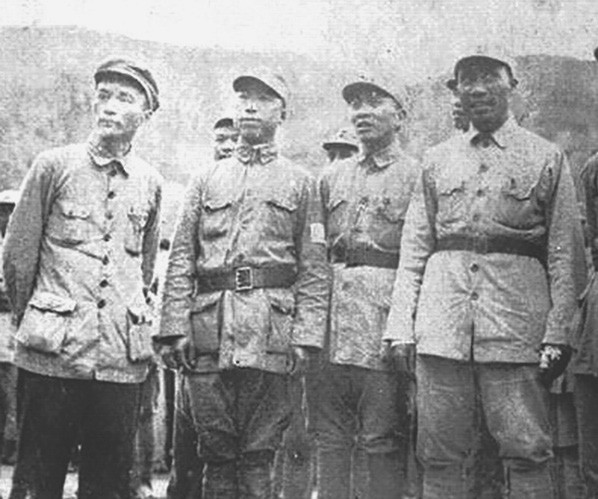 父亲滕代远在延安