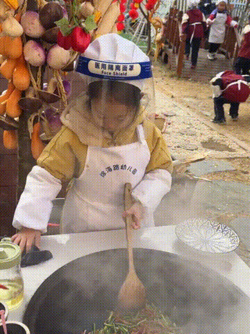 不折腾家长的徐州幼儿园，手工课居然教孩子炒菜做饭