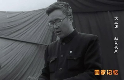 毛主席拍着他的肩膀说:“你也是苦出身,希望你为我们培养出些好学生来!”他做到了!