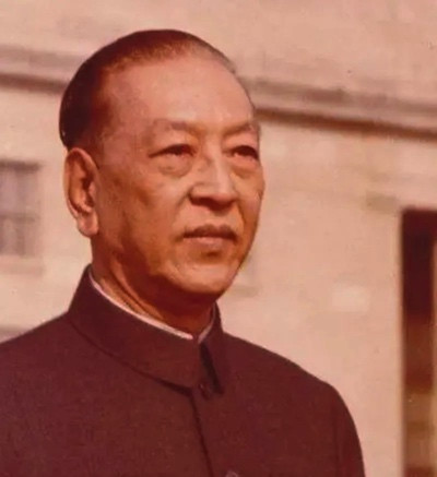 他是没有军衔的国防部部长,曾担任副总理,四个孩子无人为官