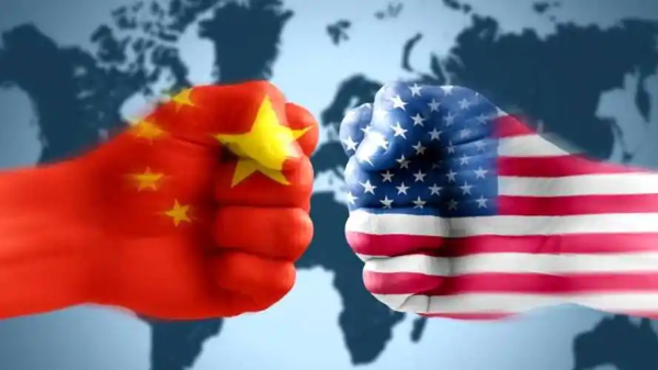 特朗普一面急切求访华，一面疯狂狙击中国海外资产！