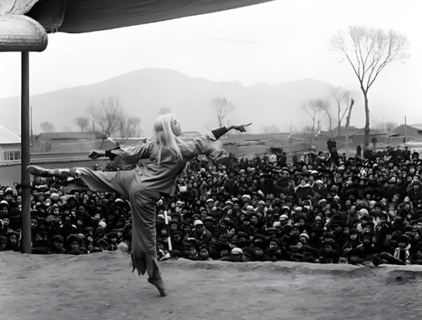 从炊事员怼贺敬之“等你把黄世仁枪毙了再给你菜吃”说起