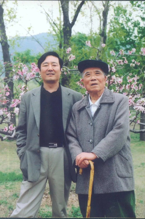 《谁是最可爱的人》诞生拾絮——纪念抗美援朝中国人民志愿军出国作战五十周年访魏巍