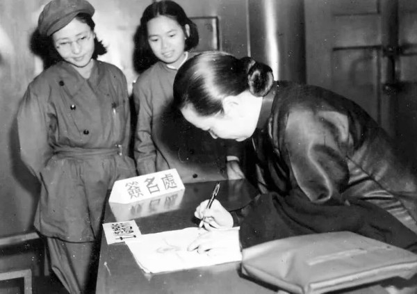 1949年北上参加新政协,谁上了宋庆龄的专列?