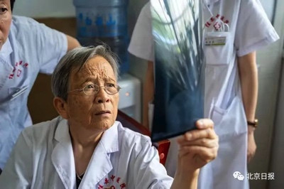 为了响应“把医疗卫生工作的重点放到农村去”的号召,她这一去就是50余年!